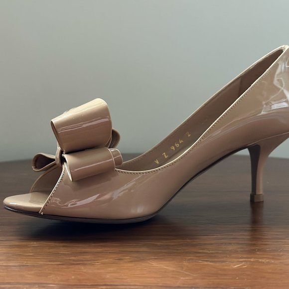 Valentino Tan Patent Leather Bow Accent Peep Toe Pumps, size 37. - Picture 2 of 6